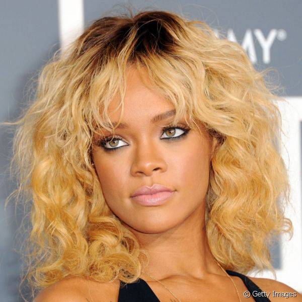 No Grammy 2012, Rihanna apareceu com um batom nude mais claro que o tom de sua pele, compondo uma make discreta